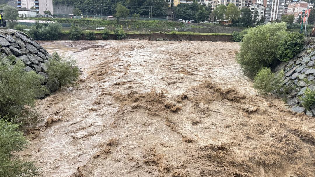 Rize kabusu yaşıyor! Köprü ve yol çöktü, Ayder Yaylası yolu ulaşıma kapandı... Meteoroloji den kritik uyarı 6