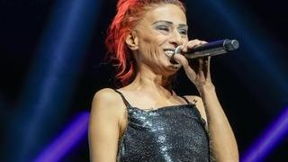 Yıldız Tilbe sahnede bir anda fenalaştı! Konserine ara verdi...
