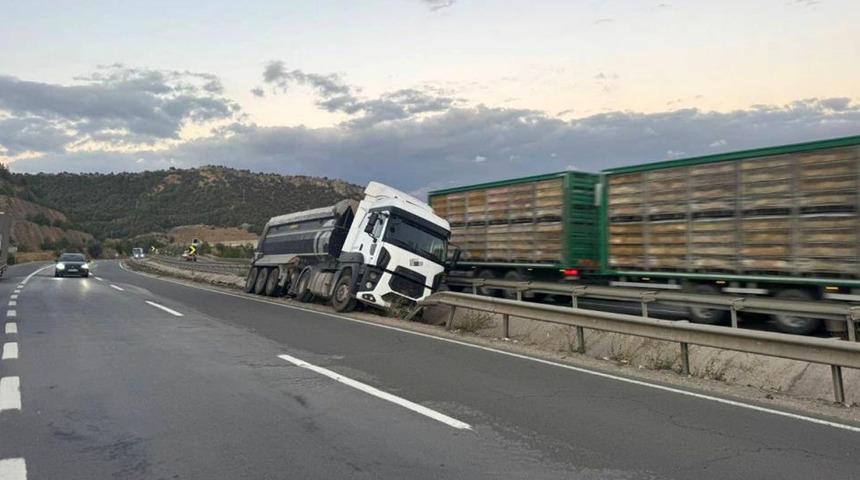 Bilecik'te kontrolden çıkan tır orta refüje çarparken, sürücüsü yaralandı
