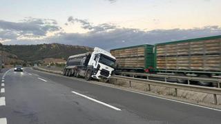 Bilecik'te kontrolden çıkan tır orta refüje çarparken, sürücüsü yaralandı