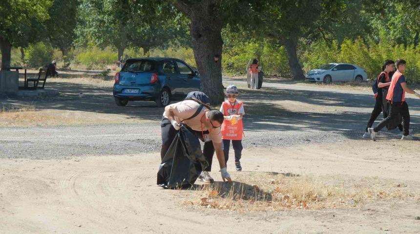 Kırklareli'nde öğrenciler çevre temizliği yaptı