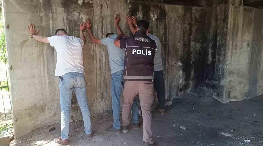 Adana'da narkotik ekiplerden metruk binalara operasyon