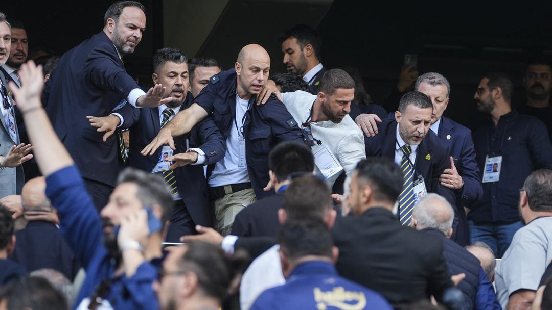 Fenerbahçe de tarihi seçim öncesi dikkat çeken anlar! Ali Koç stada girdiğinde Sadettin Saran sesleri yükseldi 2