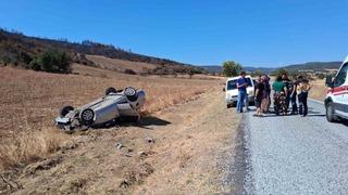 Gelibolu'da otomobil tarlaya uçtu: İki yaralı