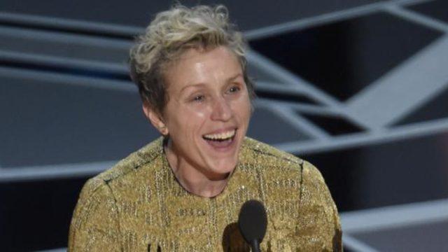 Oscar heykelini çalmaya çalışırken yakalandı!