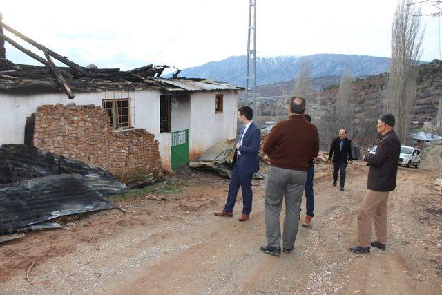 Kaymakam Çifci yanan evde incelemelerde bulundu