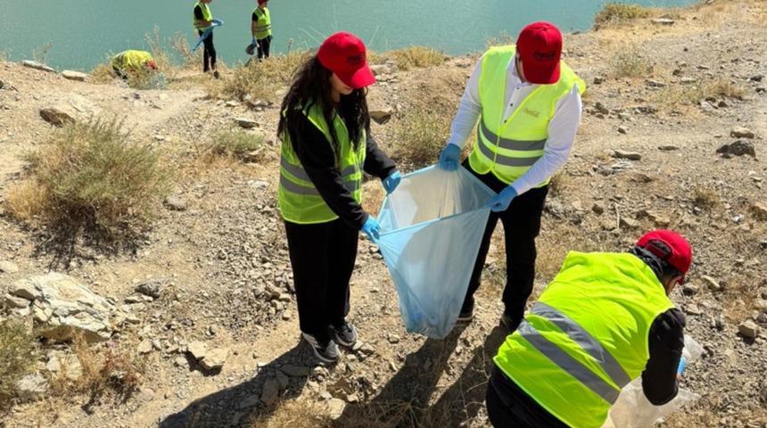 Yüksekova’da doğa temizliği: Dilimli Barajı'na destek