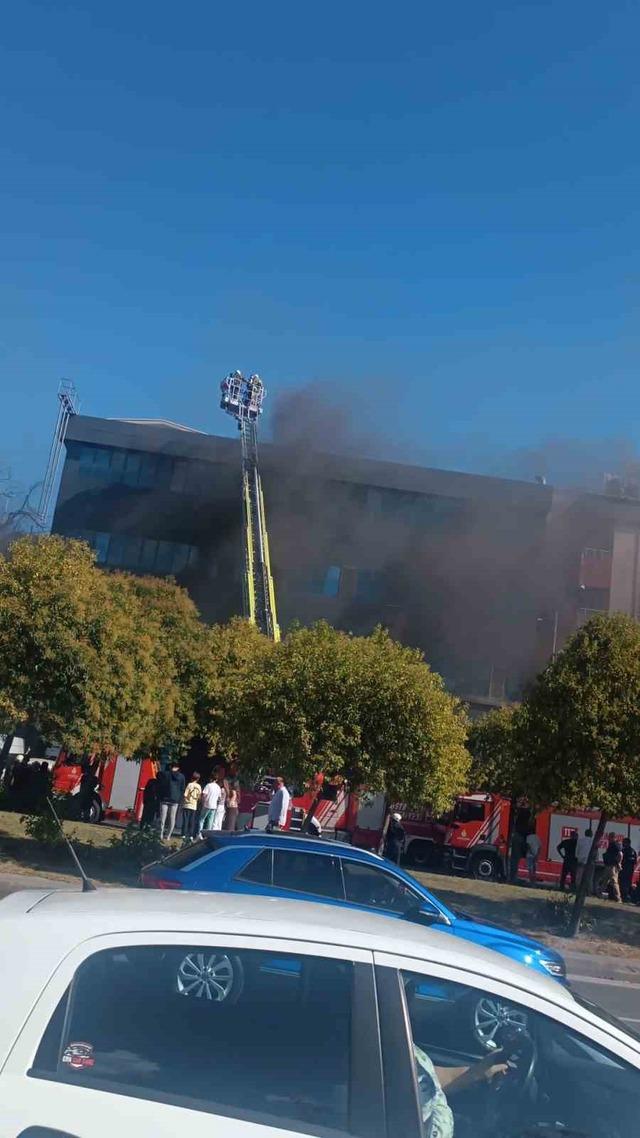 Kağıthane de oto bakım servisinde yangın çıktı 4