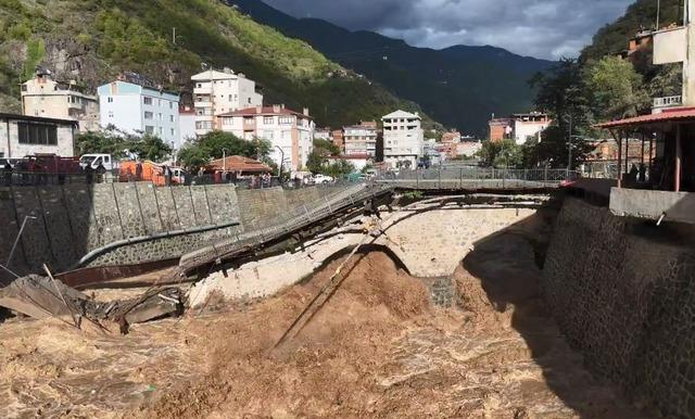 Artvin Borçka da tarihi köprü selde yıkıldı 3