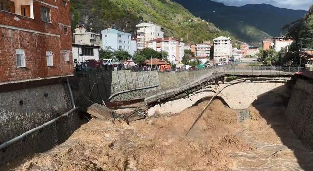 Artvin Borçka da tarihi köprü selde yıkıldı 2