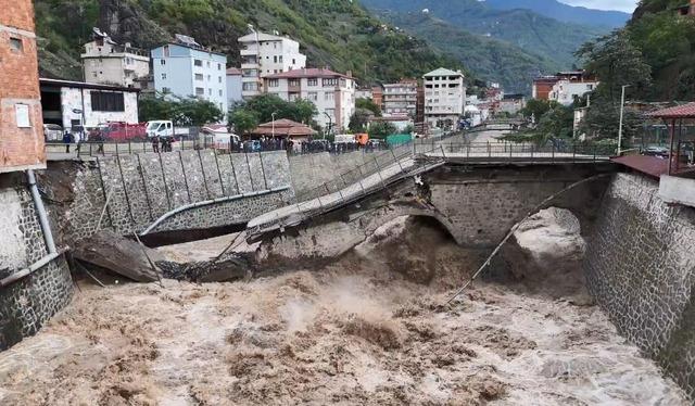 Artvin Borçka da tarihi köprü selde yıkıldı 1