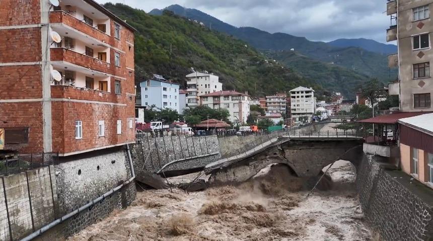 Artvin Borçka'da tarihi köprü selde yıkıldı