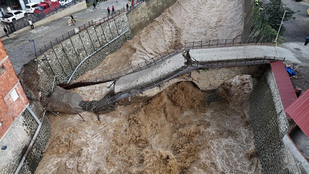 Artvin in Borçka ilçesindeki tarihi köprü su seviyesinin yükselmesiyle çöktü 1
