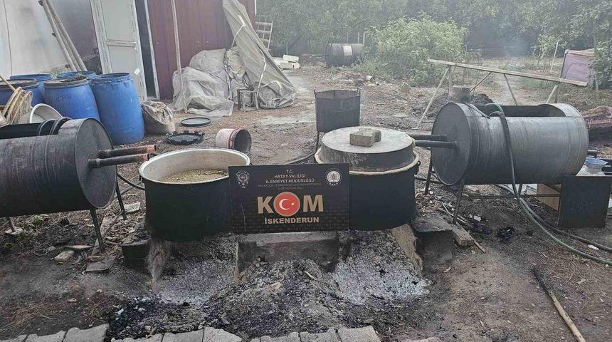 Hatay’da 2 bin 940 litre sahte içki ele geçirildi