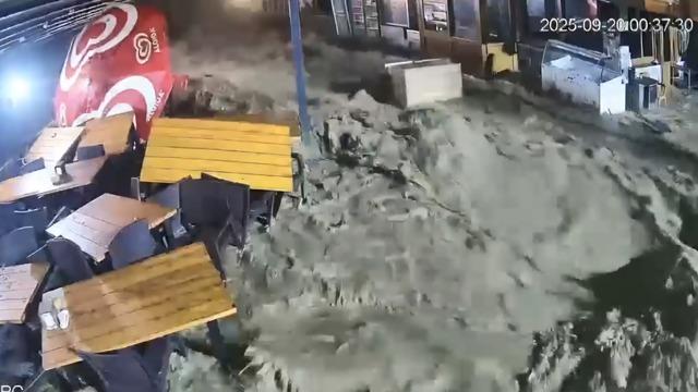 Rize felaketi yaşadı! Yollar kapandı, iş makineleri sürüklendi! Selin ilk geliş anı güvenlik kameralarına yansıdı