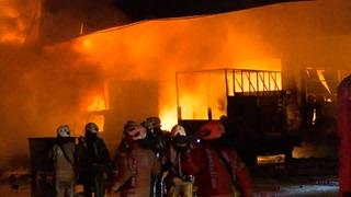  Başakşehir'de sanayi bölgesinde kargo deposunda yangın! Çok sayıda araç zarar gördü