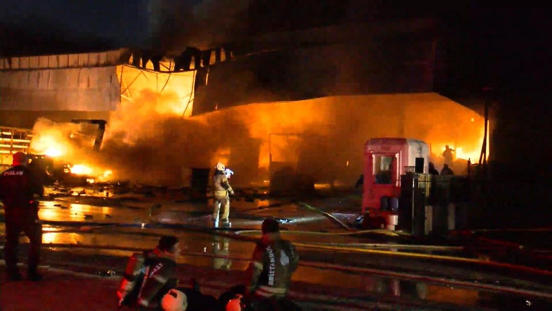 Başakşehir de sanayi bölgesinde kargo deposunda yangın! Çok sayıda araç zarar gördü 1