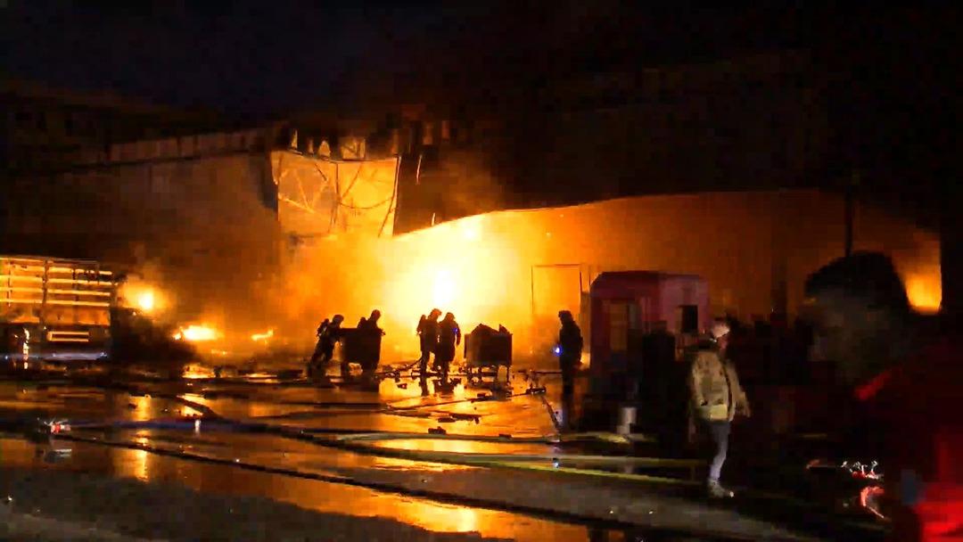 Başakşehir de sanayi bölgesinde kargo deposunda yangın! Çok sayıda araç zarar gördü 2