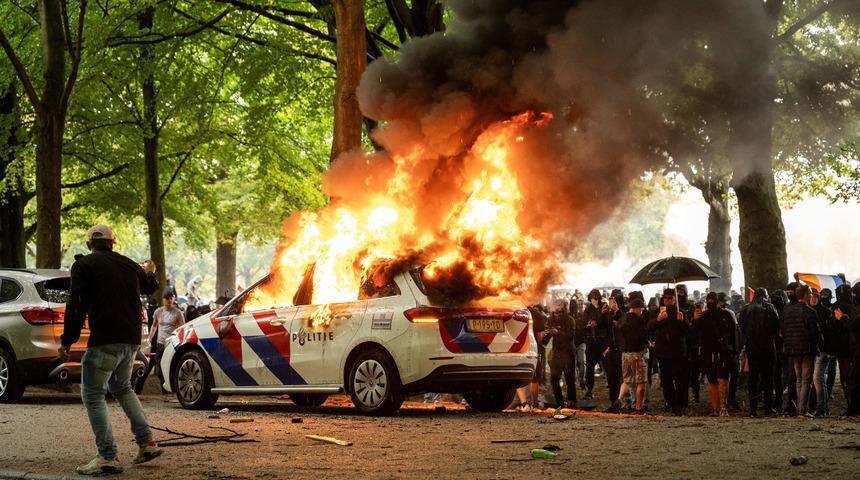 Hollanda karıştı! Göçmenlik karşıtı gösterilerde protestocular polisle çatıştı