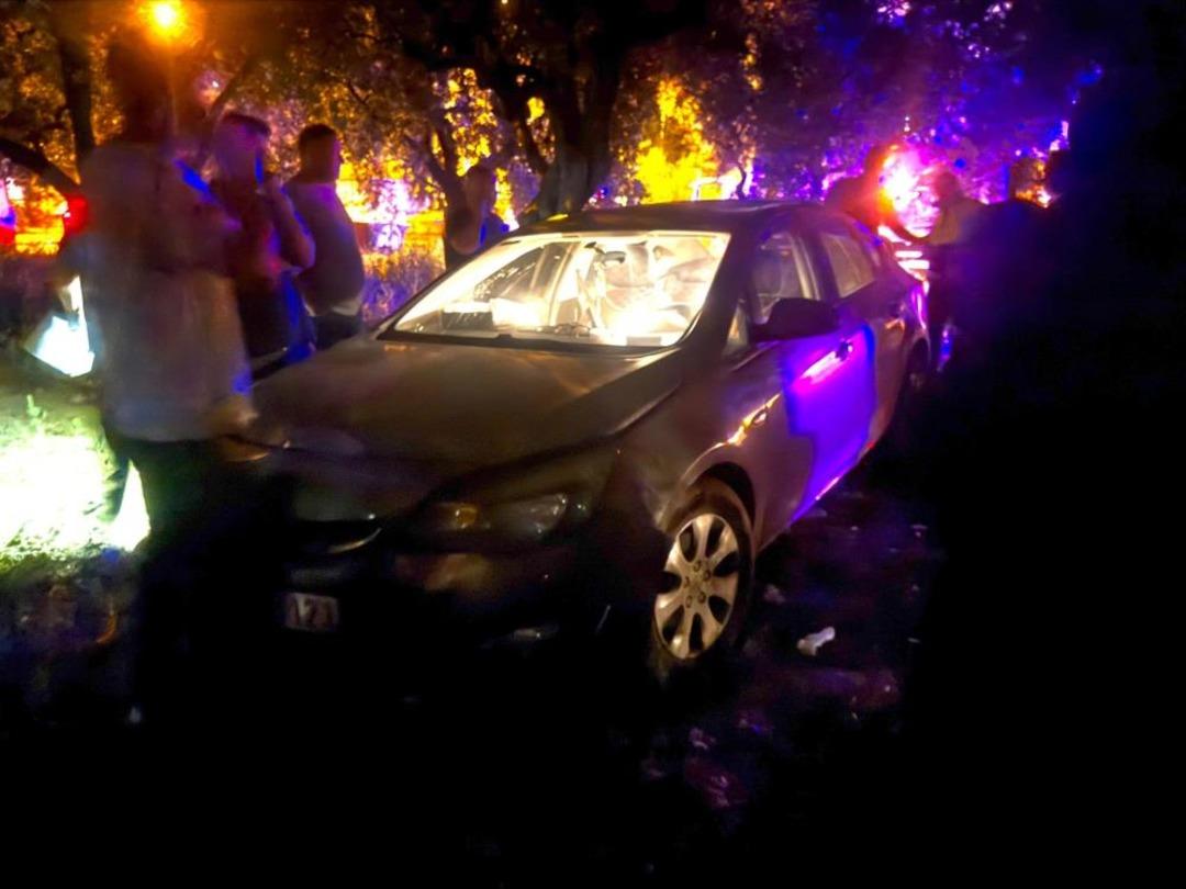 Kontrolden çıkan otomobil zeytin bahçesine girdi: 1 yaralı 1