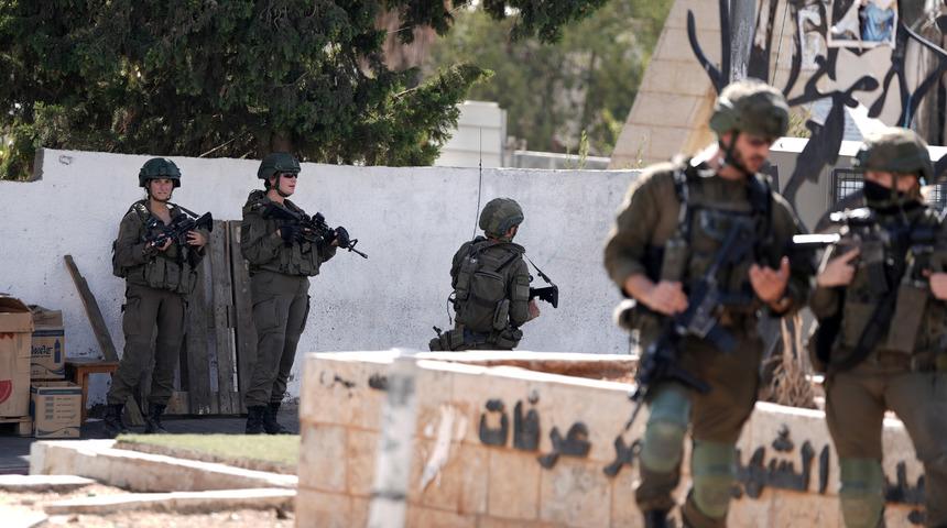 İsrail ordusu, işgal altındaki Batı Şeria'nın farklı bölgelerine baskınlar düzenledi