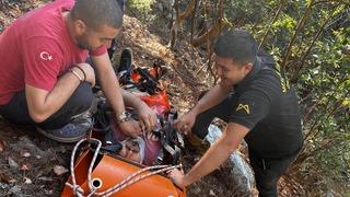 Kayalıklardan düşerek yaralanan şahıs 4 saatlik operasyonla kurtarıldı