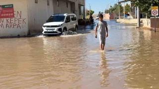 Şanlıurfa'da tarımsal sulama suyu cadde ve sokakları bastı