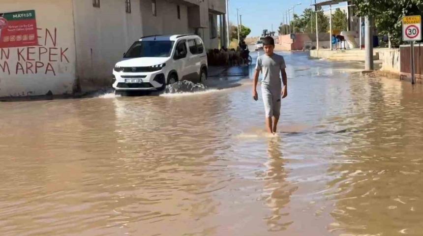 Şanlıurfa'da tarımsal sulama suyu cadde ve sokakları bastı