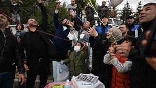 Lösemi hastalığını atlatan Talha Sıraç polis ağabeyleriyle balon uçurdu