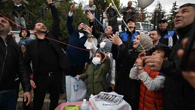 Lösemi hastalığını atlatan Talha Sıraç polis ağabeyleriyle balon uçurdu