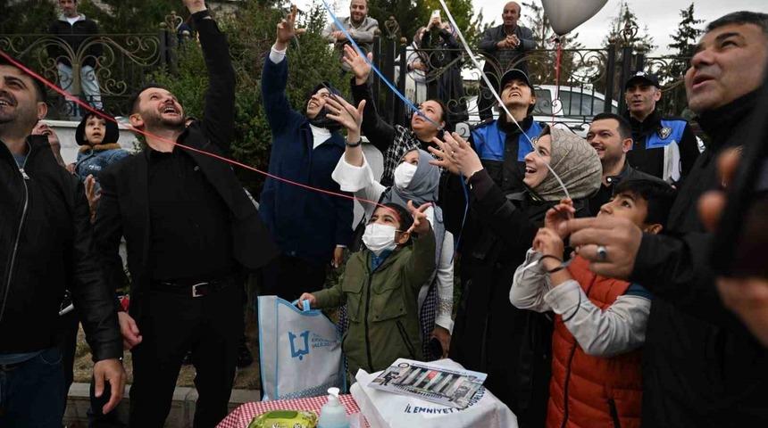Lösemi hastalığını atlatan Talha Sıraç polis ağabeyleriyle balon uçurdu