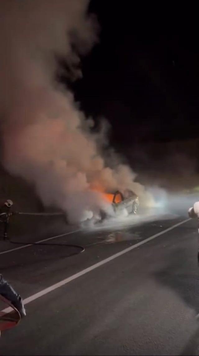 İnegöl de seyir halindeki otomobil yandı 3