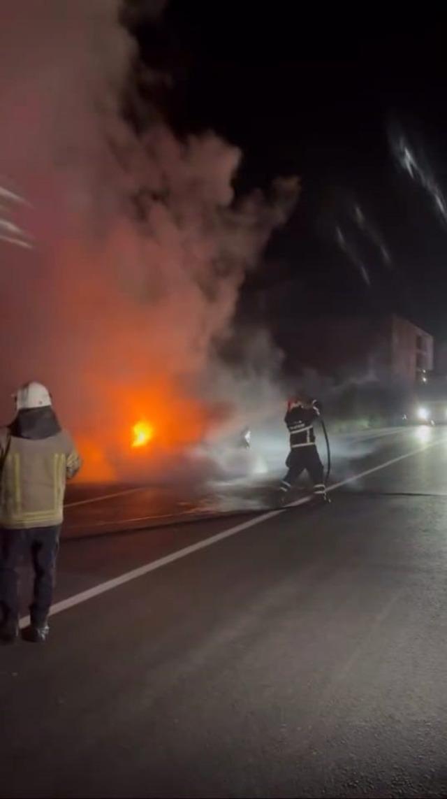 İnegöl de seyir halindeki otomobil yandı 2