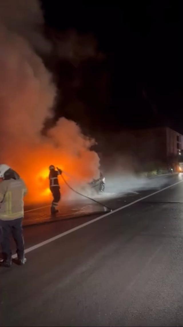 İnegöl de seyir halindeki otomobil yandı 1