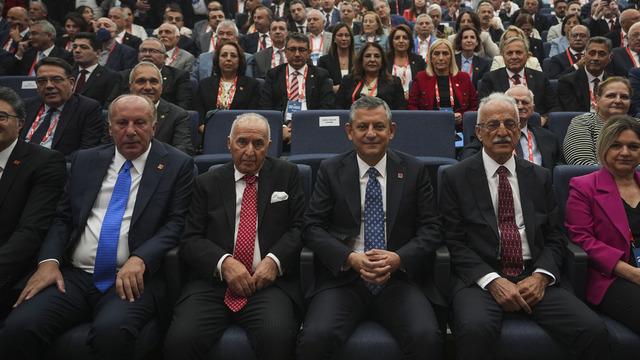 CHP de kurultay günü! Geçerli tüm oyları aldı: Özgür Özel yeniden genel başkan seçildi 2