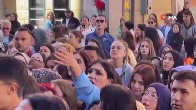 Akın akın geldiler! Sokak trafiğe kapandı... Polisten destek istendi, onlar da ezilme tehlikesi geçirdi 4