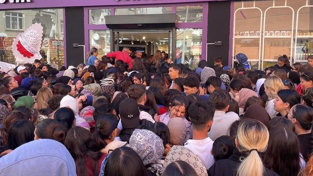 Akın akın geldiler! Sokak trafiğe kapandı... Polisten destek istendi, onlar da ezilme tehlikesi geçirdi 2