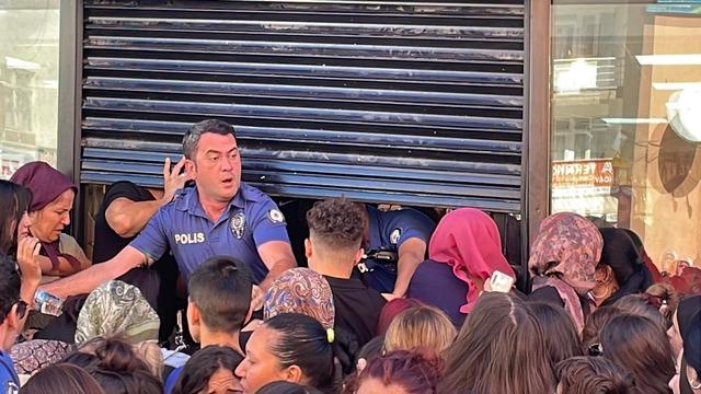 Akın akın geldiler! Sokak trafiğe kapandı... Polisten destek istendi, onlar da ezilme tehlikesi geçirdi 5