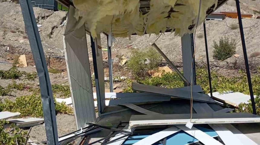 Şiddetli rüzgar konteyneri uçurdu