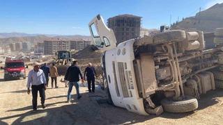 Şantiye de kontrolden çıkan hafriyat kamyonu devrildi: 1 yaralı