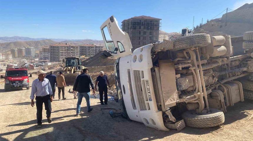 Şantiye de kontrolden çıkan hafriyat kamyonu devrildi: 1 yaralı