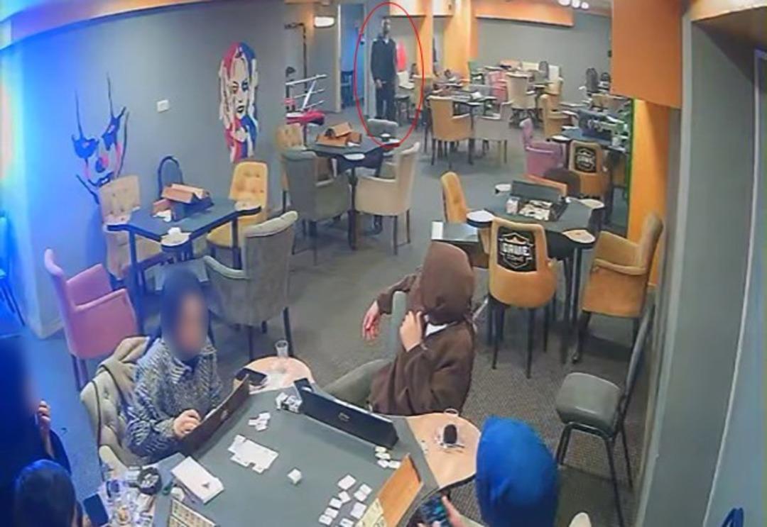 Okey oynarlarken sallama saldırıya uğradılar! Birbirlerini korumaya çalıştıkları anlar viral oldu 1