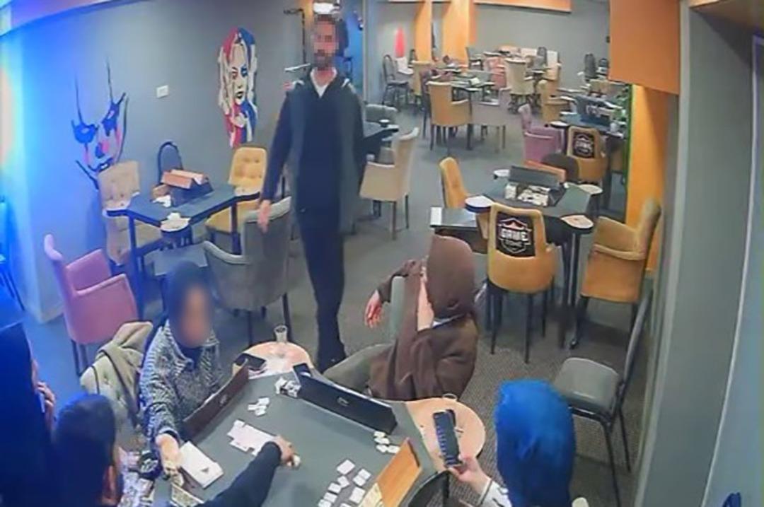 Okey oynarlarken sallama saldırıya uğradılar! Birbirlerini korumaya çalıştıkları anlar viral oldu 2