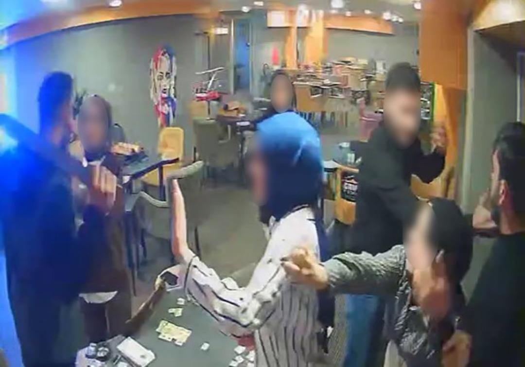 Okey oynarlarken sallama saldırıya uğradılar! Birbirlerini korumaya çalıştıkları anlar viral oldu 3