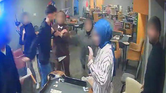 Okey oynarlarken ''sallama'' saldırıya uğradılar! Birbirlerini korumaya çalıştıkları anlar viral oldu