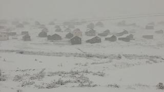 Dün sağanak bugün kar yağışı… Görüntüler bugün çekildi! Kar kalınlığı 60 santimetreye ulaştı