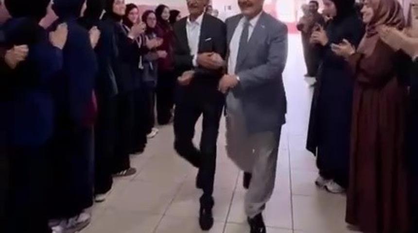 Öğretmenliğe sürpriz ile veda etti