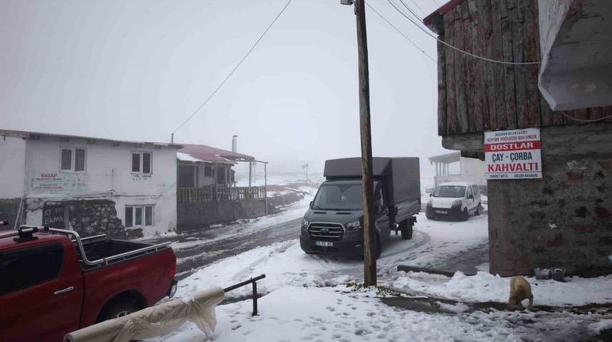 Artvin’in vadilerini sel, yaylalarını kar vurdu