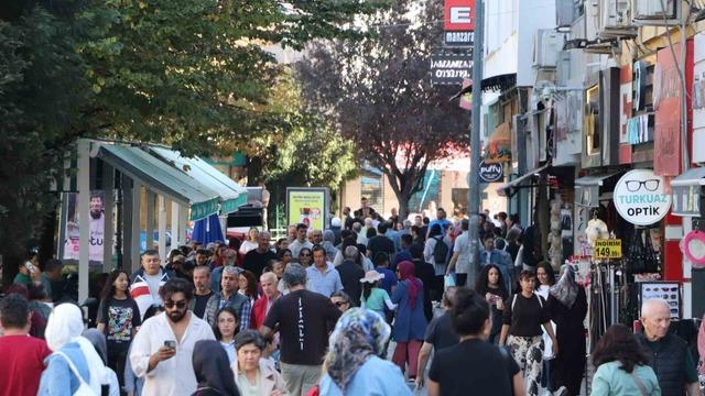 Güzel havayı fırsat bilen vatandaşlar çarşıyı doldurdu
