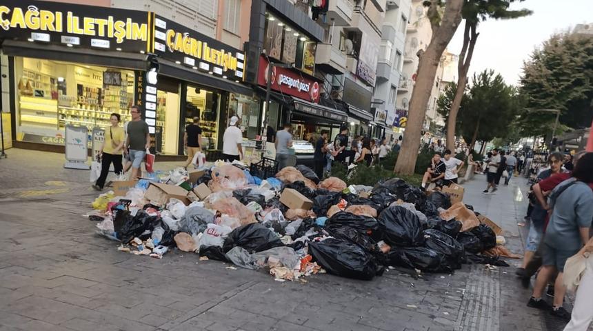 İzmir'in Buca ilçesinde toplanmayan çöplere tepki